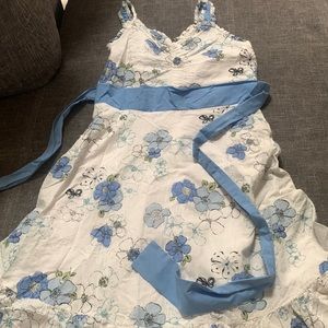 Girls dress- ties in back